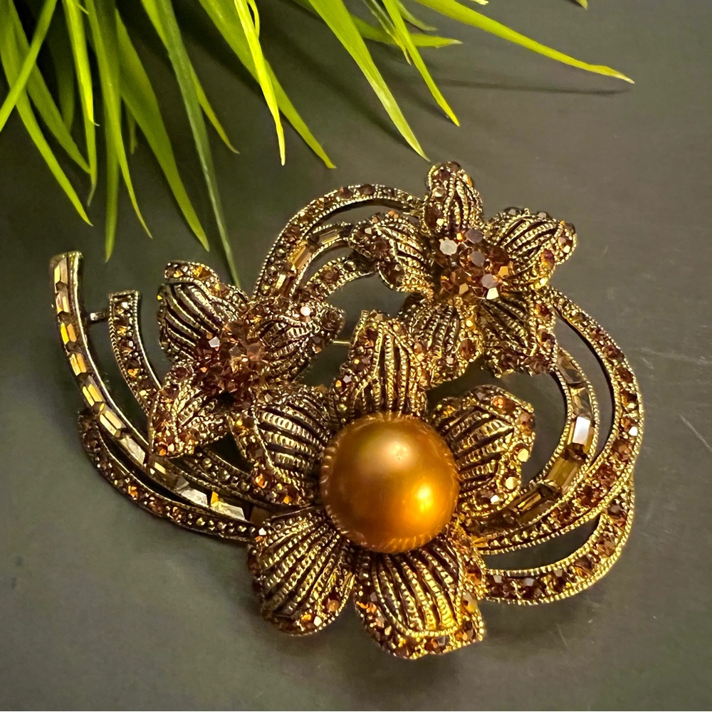 Vintage Signed WD Whiting & Davis Bronze Tone Crystal Faux Pearl Brooch Pin